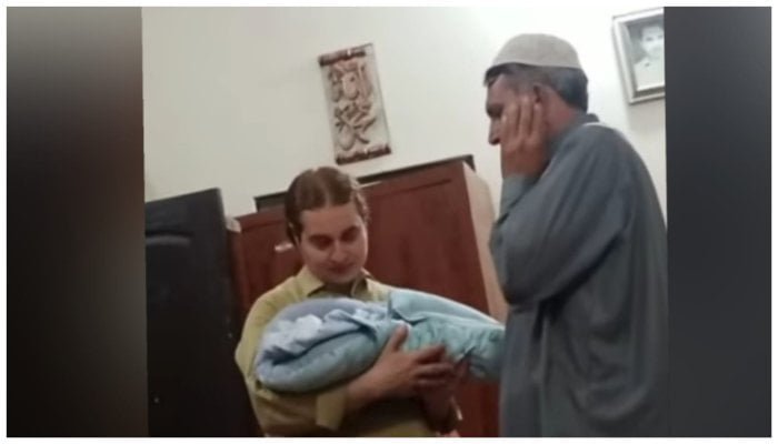 cara azan bayi